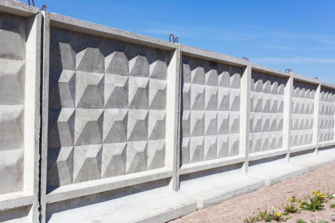 Naprawa ogrodzenia betonowego – jak skutecznie odnowić podmurówkę i płot?